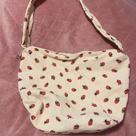 Strawberry Shoulder Bag 🍓 - Picture 3 of 5